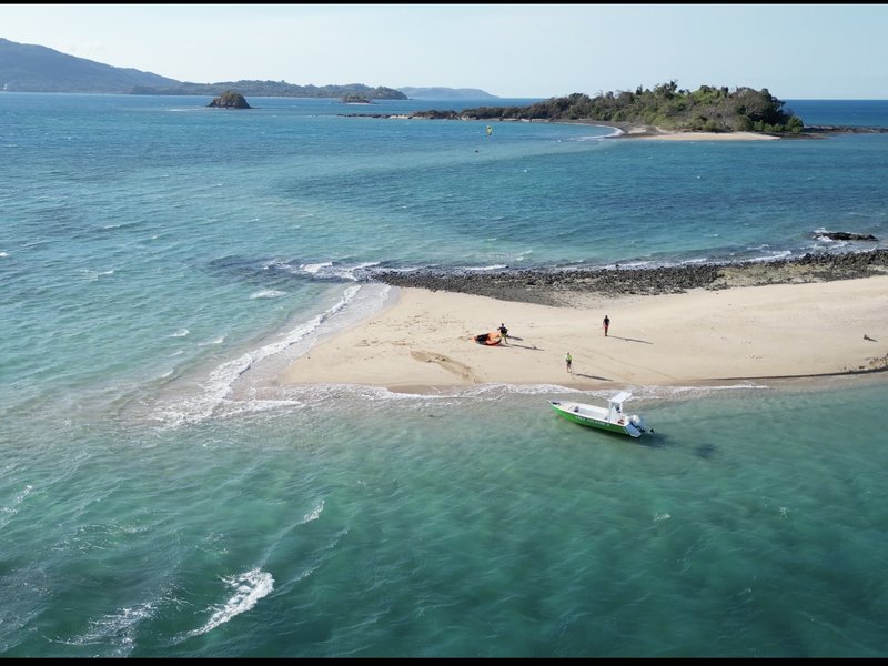 Kitesurfing on the turquoise waters of Nosy Be, Madagascar — Akomba Kite partner